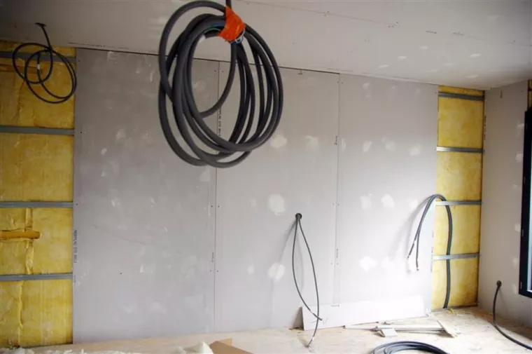 À quel artisan faire appel pour créer des cloisons en plaques de plâtre dans ma maison ancienne ?, Marseille, DH Solution 13